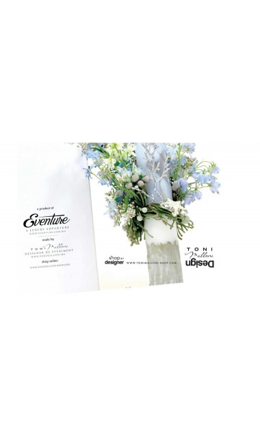 Lumanare botez scurta cu flori naturale delphinium si folie argintie personalizata 10